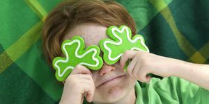punapää ja pisamiakasvot irlantilaispoika leprechaun apilakeksillä silmillään hymyilevä irlantilainen lapsi vihreillä st patricksilla katso alla olevia valolaatikoita saadaksesi lisää juhlaruokia ja ihmisten taustoja