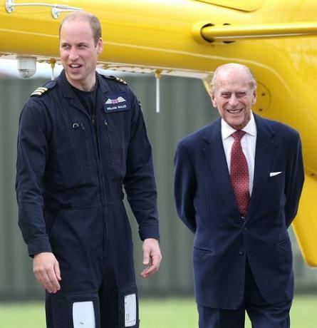 Prinssi Philip ja pojanpoikansa prinssi William vierailulla Itä-Englannin ilma-ambulanssitukikohtaan 2013