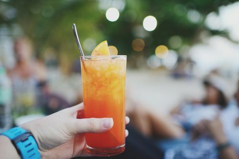 Punainen ja oranssi jäädytetty cocktail