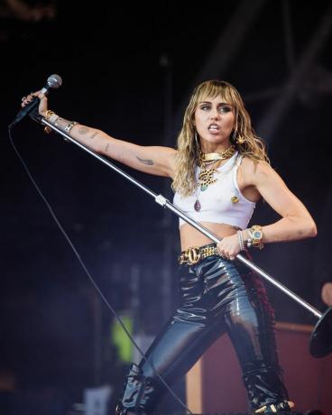 miley cyrus esiintymässä glastonbury-festivaaleilla 2019