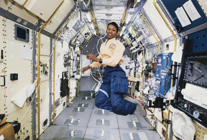 Dr Mae Jemison kelluu hankkeessa avaruustehtävänsä aikana