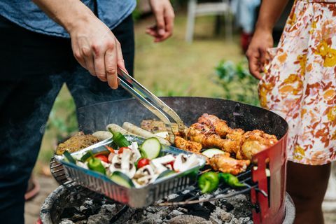 Lähikuva mies keittää ruokaa BBQ