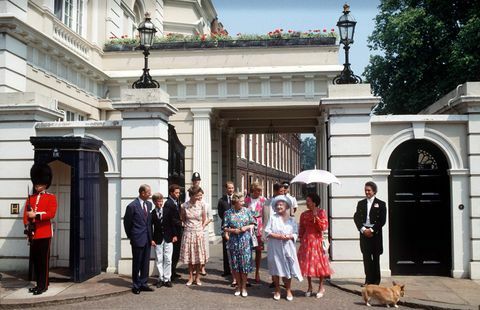 kuninkaallinen perhe Clarence Housen ulkopuolella kuningataräidin 90-vuotissyntymäpäivänä