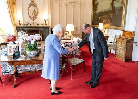 britannia kuningatar Elizabeth ii luovuttaa englantilaiselle konserttiurkurille Thomas Trotterille musiikin kuningattareiden mitalin yleisön aikana klo. Windsorin linna, Lontoon länsipuolella 8. joulukuuta 2021 kuva dominic lipinski pool afp kuva dominic lipinskipoolafp gettyn ​​kautta kuvia