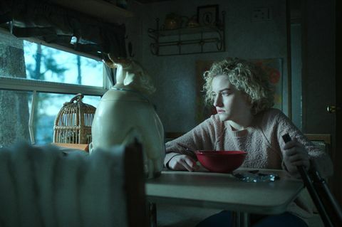 ozark julia garner ruth langmorena ozark cr: n jaksossa 402 netflixin luvalla © 2021