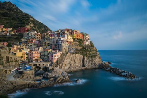 Manarola-kaupungin kuuluisa näkökulmapaikka: Pitkä valotuskuva Manarolasta, Cinque Terre, Italia