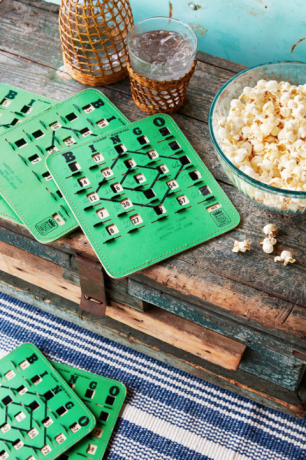 vintage-bingo-pelikortit popcorn-kulhon vieressä