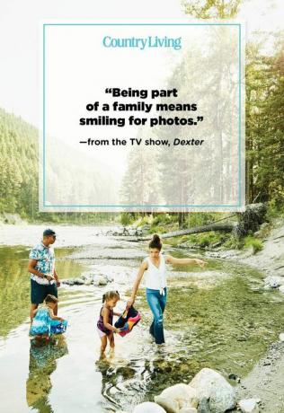 Perheeseen kuuluminen tarkoittaa hymyilemistä valokuville