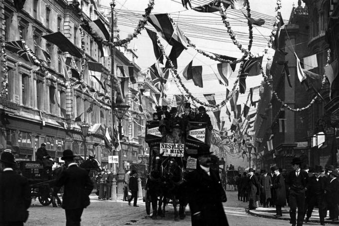kesäkuu 1902 koristeet edward vii: n kruunajaisiin kuningatar victoria streetillä, lontoo valokuva: london stereoskooppinen companyhulton archivegetty kuvat