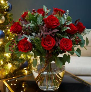 Red Velvet Rose Bouquet (toimitus 1.12.2021 alkaen)