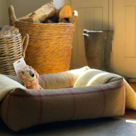 Klassinen Tweed-koiran sänky