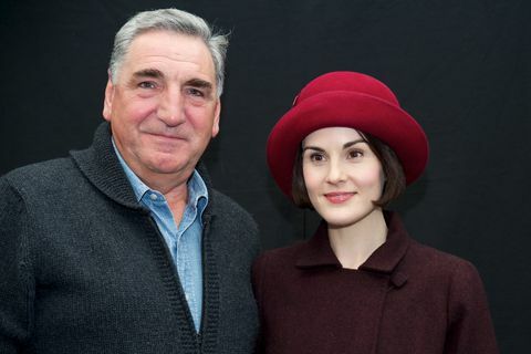 Jim Carter Michelle Dockeryn kanssa Downton Abbey -sarjassa vuonna 2015.