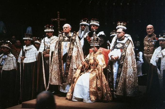 kuningatar Elizabeth ii kruunajaistensa jälkeen Westminster Abbeyssa, Lontoossa valokuva: Hulton archivegetty images
