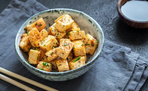 Sekoita paistettua tofua