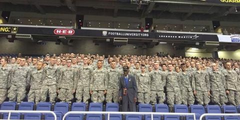 Kun Richard Overton oli 109-vuotias, hän auttoi aloittamaan vuoden 2016 Yhdysvaltain armeijan All-American Bowl -sarjan San Antoniossa, Teksasissa.