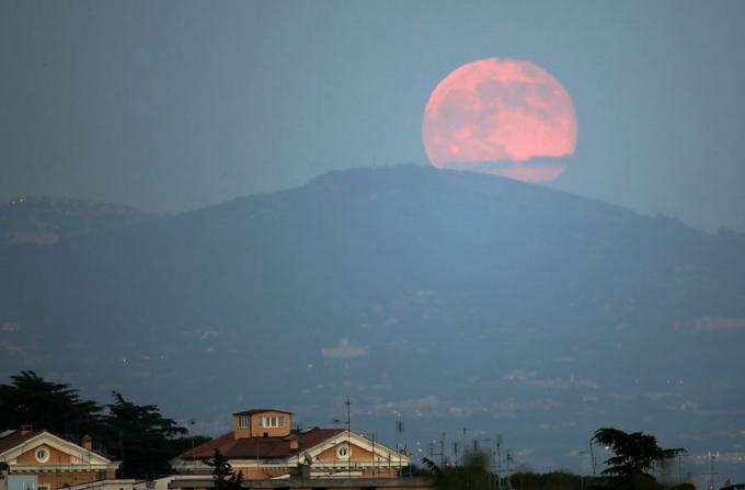 Vaaleanpunainen kuu Rooman yllä