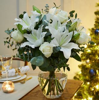 Winter White Rose & Lily Flowers -kimppu (toimitus 18.11.2021 alkaen)