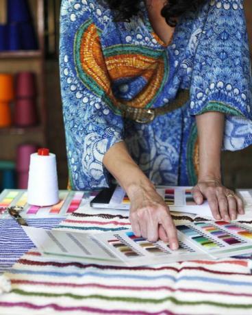 tekstiileillä, jotka on luotu sukkulalla poljinkutomakoneilla, on pitkät perinteet oaxacassa, meksikolaiset kutomakoneet eivät tuota hiilijalanjälkeä, koska ne eivät käytä sähköä