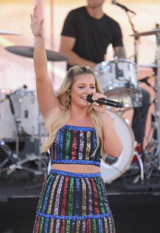 nashville, tn 11. kesäkuuta Lauren alaina esiintyy Chevy Riverfront lavalla 2022 cma festin aikana 11. kesäkuuta 2022 Nashvillessä, Tennessee valokuva: michael hickeygetty images