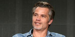 timothy olyphant puhuu lavalla 