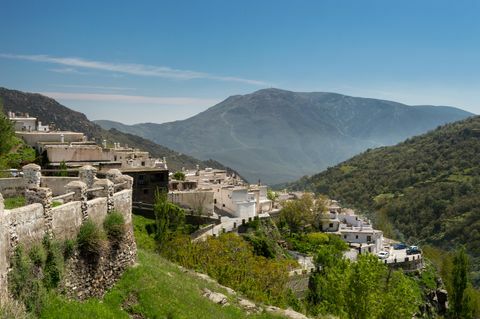 Tyypillisiä, tyypillisiä valkoisia kyliä Sierra Nevadassa, Espanjassa