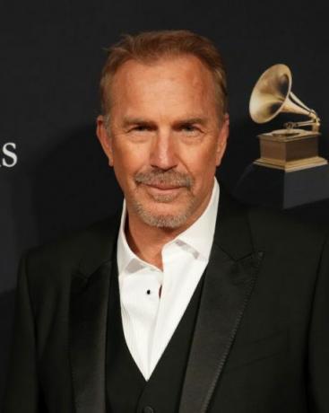 beverly hills, kalifornia helmikuu 04 vain toimitukselliseen käyttöön kevin costner osallistuu pre grammy -gaalaan grammy tervehdys alan ikoneille julie greenwald craig kallmanin kunnianosoitus Beverly hiltonissa 4. helmikuuta 2023 Beverly Hillsissä, Kaliforniassa, valokuva: jeff kravitzfilmmagic