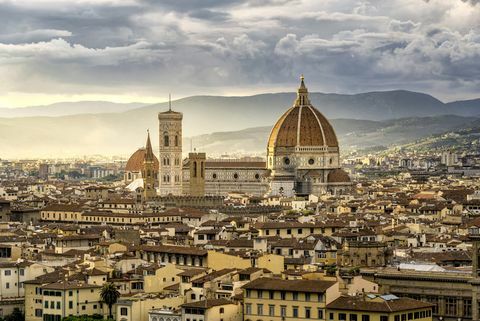 kaunis auringonlasku kaupunkikuva näkymä santa maria nouvelle duomolle ja Firenzen kaupunkiin Italian Toscanassa