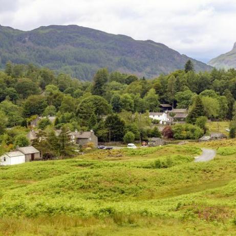 elterwaterin kylä järvialueella, Cumbriassa, Isossa-Britanniassa