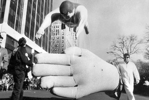 käsi putoaa supermiehen ilmapallosta kiitospäivän paraatissa vuonna 1886