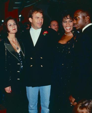 los angeles, noin 1992 cindy costner, kevin costner, whitney houston ja bobby brown noin 1992 los angelesissa, kalifornia valokuva: steve granitzwireimage