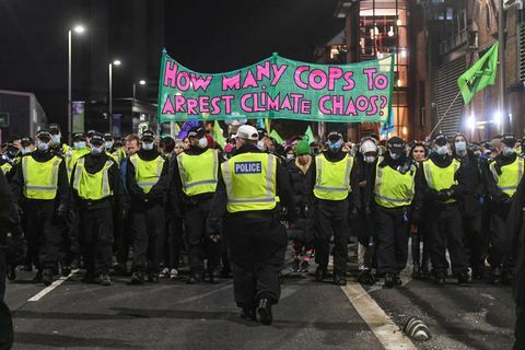 glasgow, skotlanti 3. marraskuuta poliisit saattoivat sukupuuttoon tähtäävää kapinan mielenosoitusta cop26-huippukokouksen ulkopuolella, kun banderolli näkyy lukemassa kuinka monta poliisia pitää ilmastokaaosten pidättämisessä 3. marraskuuta 2021 glasgow'ssa Yhdistyneessä kuningaskunnassa, kun maailman johtajat tapaavat keskustelemaan ilmastonmuutoksesta cop26-huippukokouksessa, monet ilmastotoimintaryhmät ovat menneet kaduille protestoimaan hallitusten on saavutettava todellista edistystä hiilidioksidipäästöjen vähentämisessä, valtamerien puhdistamisessa, fossiilisten polttoaineiden käytön vähentämisessä ja muissa maapallon lämmitykseen liittyvissä kysymyksissä kuva by peter Summersgetty kuvia