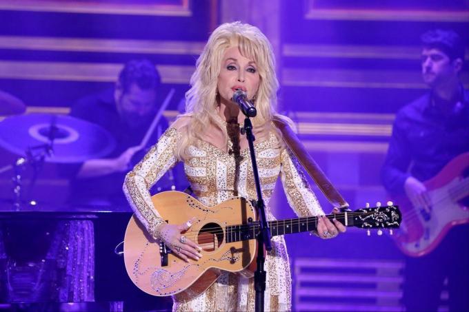 dolly parton laulaa lavalla