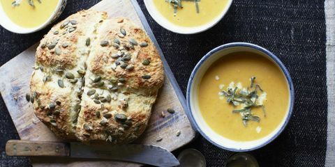 Butternut-kurpitsa- ja pekonikeitto siemenleivän kanssa