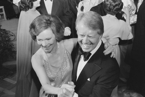 Yhdysvaltain presidentti jimmy carter ja ensimmäinen nainen rosalynn carter tanssivat valkoisen talon kongressiballissa, washington