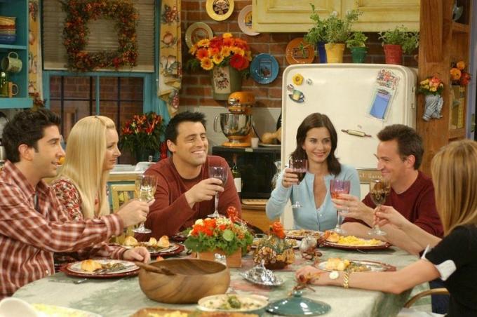 Ross, Phoebe, Joey, Monica, Chandler ja rachel tv-ohjelman ystävistä kokoontuivat pöydän ympärille nostamassa laseja maljalle