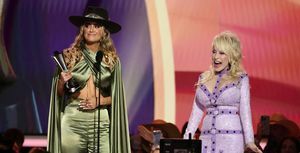lainey Wilson vastaanottaa vuoden naisartisti -palkinnon dolly partonilta lavalla 58. academy of country music Awardsissa