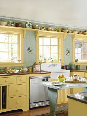 keittiö, jossa vihreät seinät ja keltaiset kaapit