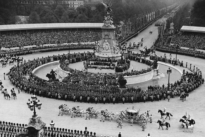 King George Vi: n kruunajaisten kulkue 1937 Buckinghamin palatsin ulkopuolella kuva: © hulton deutsch collectioncorbiscorbis Getty Imagesin kautta