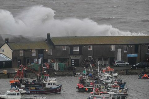 Storm Diana Lashes Ison-Britannian rannikko