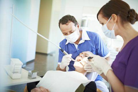 Potilas hammaslääkärin tapaamisessa