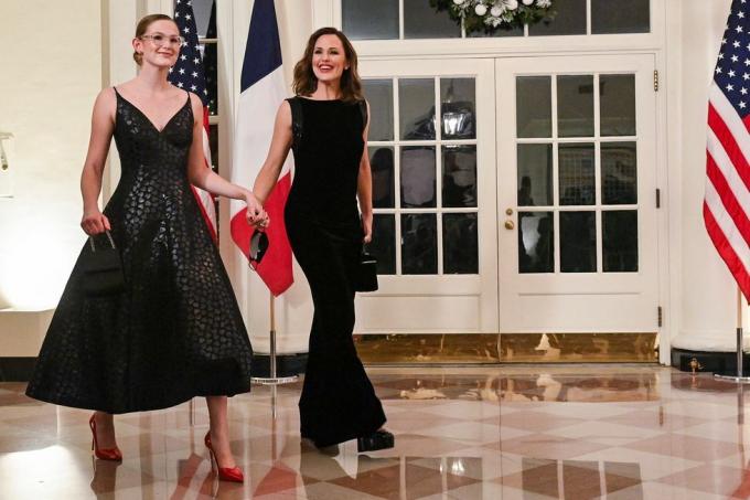 yhdysvaltalainen näyttelijä Jennifer Garner ja hänen tyttärensä violetti affleck saapuvat Valkoiseen taloon osallistumaan osavaltioillalliselle ranskalaisen kunniaksi presidentti emmanuel macron, Washington, DC, 1. joulukuuta 2022 kuva roberto schmidt afp valokuva roberto schmidtafp gettyn ​​kautta kuvia