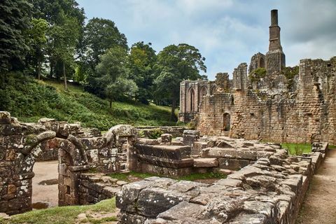 Englanti northyorkshire 1100-luvun cistercian luostarin rauniot, jotka tunnetaan nimellä Fountains Abbey yksi hienoimmista esimerkeistä luostariarkkitehtuurista maailmassa torni kirjoittanut apotti huby 1495 1526 hallitsee edelleen laaksomaisemaa ja sitä ympäröivien 800 hehtaarin 1700-luvun maisemoitujen puistoalueiden fountains Abbey on ollut nimetty Unescon maailmanperintökohteeksi pohjois-yorkshire englanti uk noin 1995 sijainti lähellä ripon yorkshire englanti uk kuva mahaux charlesagfuniversal images group kautta kivoja kuvia