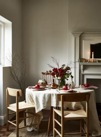 kausiluonteinen talvi juhla koristelu kukkia pöytä pitkä tuolit yksinkertaiset asetukset