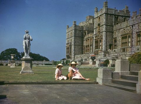 8. heinäkuuta 1941 prinsessat Elizabeth Right ja Margaret Rose 1930 2002 aurinkoa Windsorin linnan ulkopuolella, berkshire kuva: lisa sheridanstudio lisagetty images