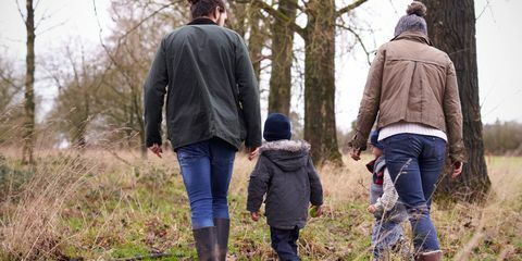 Perhe talvella kävellä maaseudulla yhdessä