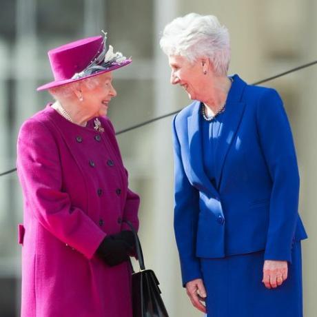 Lontoo, Englanti 13. maaliskuuta kuningatar Elizabeth ii ja Louise Martin, Kansainyhteisön peliliiton puheenjohtaja, osallistuvat kuningattaren viestiviestin avaukseen. xxi Commonwealth Games pidetään Gold Coastilla vuonna 2018 Buckinghamin palatsissa 13. maaliskuuta 2017 Lontoossa, Englannissa valokuva: samir husseinsamir husseinwirekuva