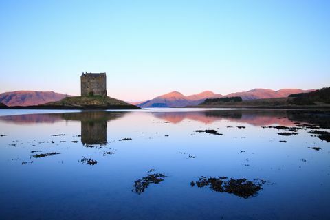 Castle Stalker, Loch Linnhe, Skotlanti. Idyllinen edelleen aamu.