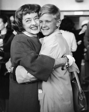 Bette Davis poikansa Michaelin kanssa.