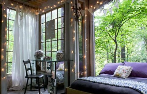 Eristäytynyt Intown Treehouse - Atlanta - Airbnb - violetti sänky