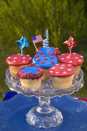 kuusi punaisella tai sinisellä koristeltua cupcakes leikattua lasikakkujalustalla